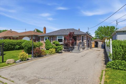 Photo 1 at 5 Cuffley Crescent S, CFB, Toronto