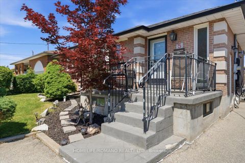 Photo 3 at 5 Cuffley Crescent S, CFB, Toronto