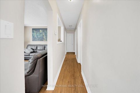Photo 13 at 5 Cuffley Crescent S, CFB, Toronto