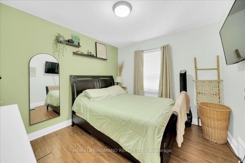 Photo 15 at 5 Cuffley Crescent S, CFB, Toronto