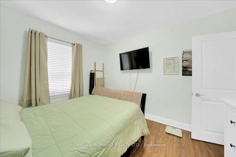 Photo 16 at 5 Cuffley Crescent S, CFB, Toronto