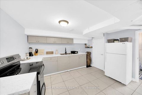 Photo 23 at 5 Cuffley Crescent S, CFB, Toronto
