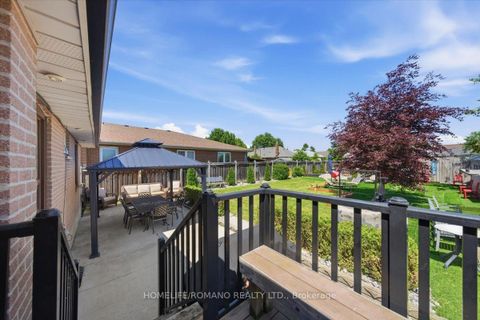 Photo 32 at 5 Cuffley Crescent S, CFB, Toronto