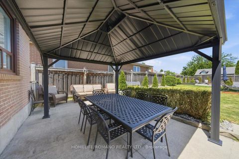 Photo 34 at 5 Cuffley Crescent S, CFB, Toronto