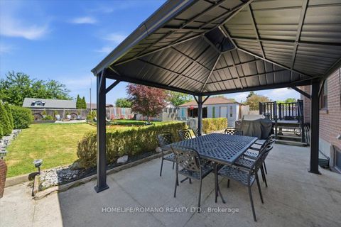 Photo 36 at 5 Cuffley Crescent S, CFB, Toronto