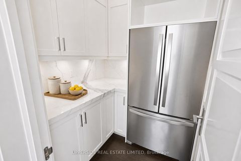 Photo 3 at 28 Thornridge Drive, Yorkhill, Vaughan