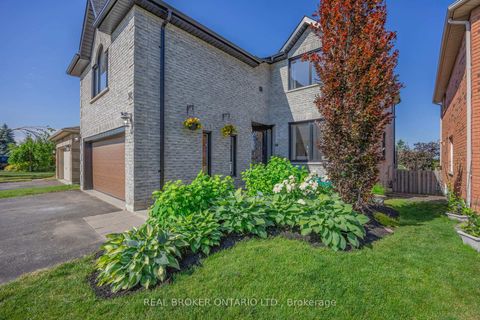 Photo 1 at 32 Black Willow Drive, Holly, Barrie