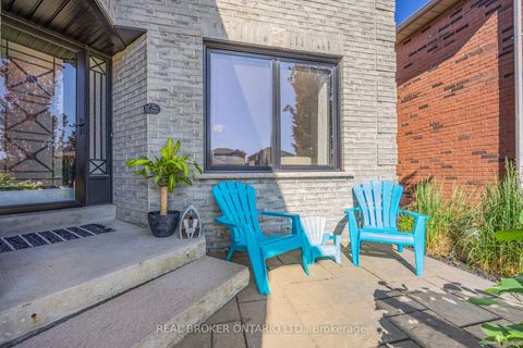 Photo 3 at 32 Black Willow Drive, Holly, Barrie