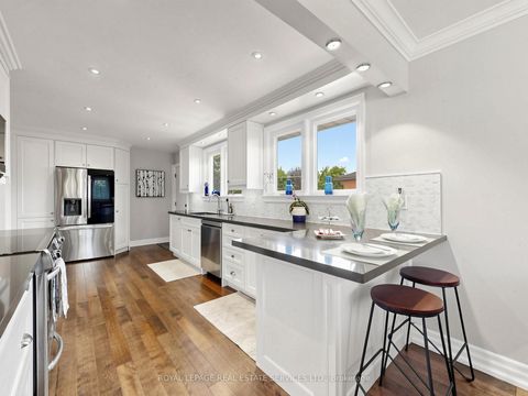 Photo 10 at 9 Coral Cove Crescent, Donalda, Toronto