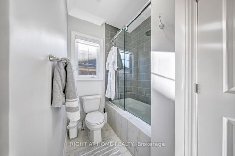 Photo 27 at 38 Menotti Drive, Oak Ridges, Richmond Hill