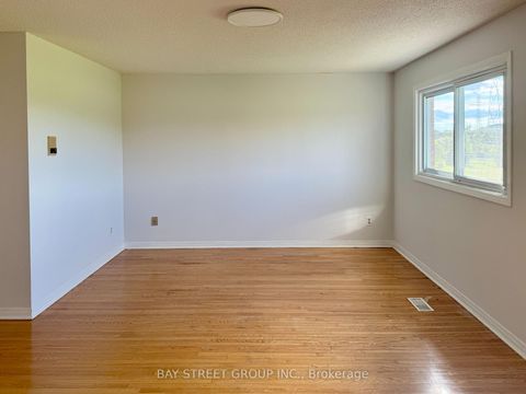 Photo 12 at 32 Perthshire Street, L'Amoreaux, Toronto