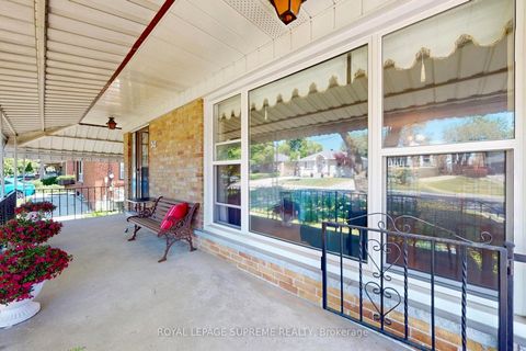 Photo 3 at 243 Epsom Downs Drive, CFB, Toronto