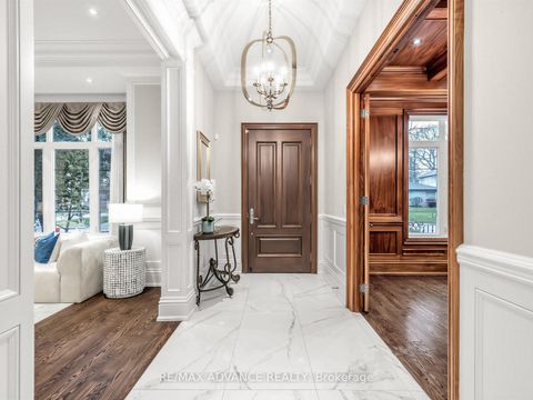 Photo 3 at 5 Lloydminster Crescent, Newtonbrook East, Toronto