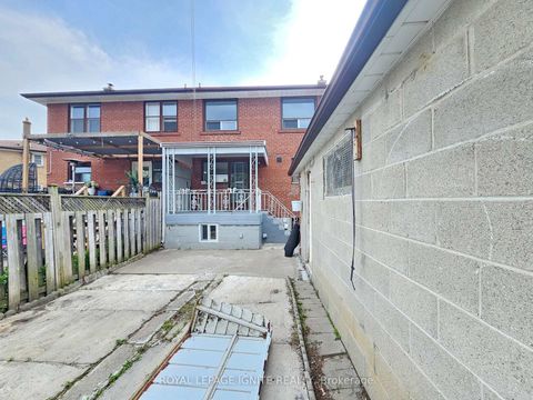 Photo 2 at 75 Pamille Place, Amesbury, Toronto