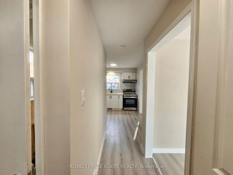 Photo 3 at 75 Pamille Place, Amesbury, Toronto