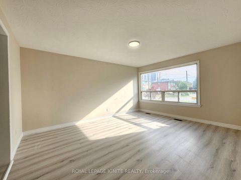 Photo 4 at 75 Pamille Place, Amesbury, Toronto