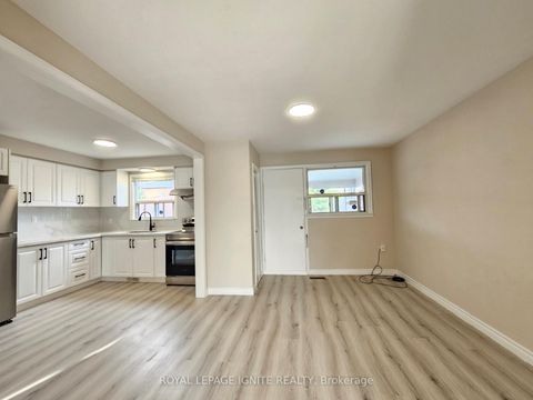 Photo 5 at 75 Pamille Place, Amesbury, Toronto