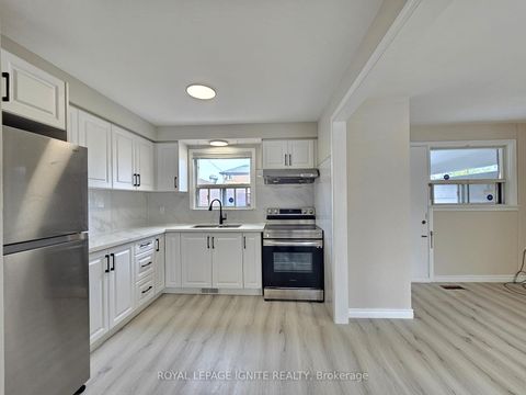 Photo 7 at 75 Pamille Place, Amesbury, Toronto