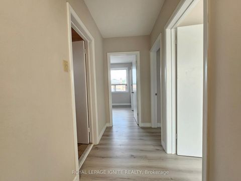 Photo 10 at 75 Pamille Place, Amesbury, Toronto