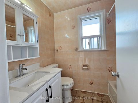 Photo 14 at 75 Pamille Place, Amesbury, Toronto