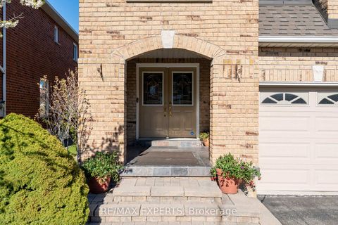 Photo 3 at 31 Monteith Crescent, Maple, Vaughan