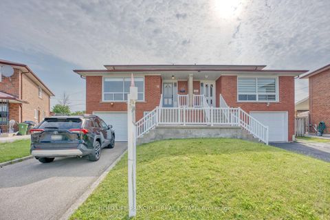 Photo 2 at 11 Sheila Court, Jamestown, Toronto