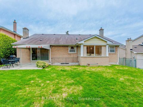 Photo 2 at 24 Beveridge Drive, Donalda, Toronto