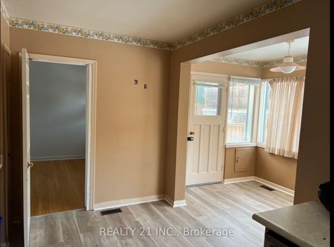Photo 10 at 24 Beveridge Drive, Donalda, Toronto