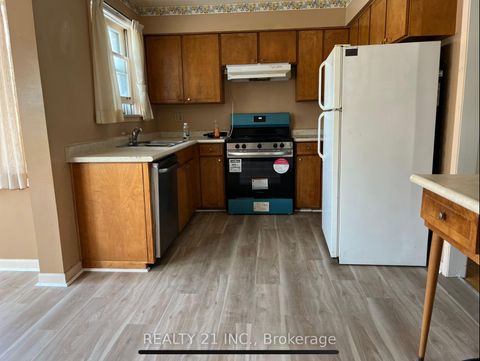 Photo 11 at 24 Beveridge Drive, Donalda, Toronto