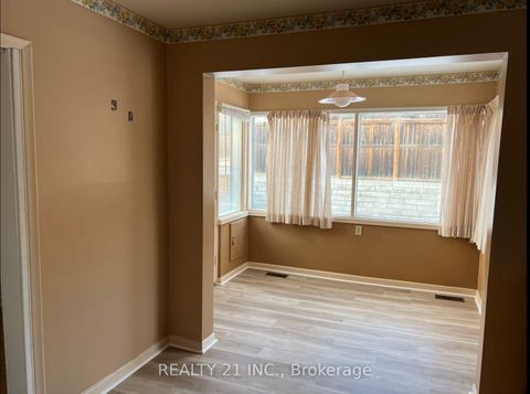 Photo 15 at 24 Beveridge Drive, Donalda, Toronto