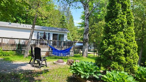Photo 5 at 10 Chickadee Court, Pefferlaw, Georgina