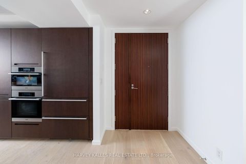 Photo 9 at 3907 - 180 University Avenue, Bay Street Corridor, Toronto