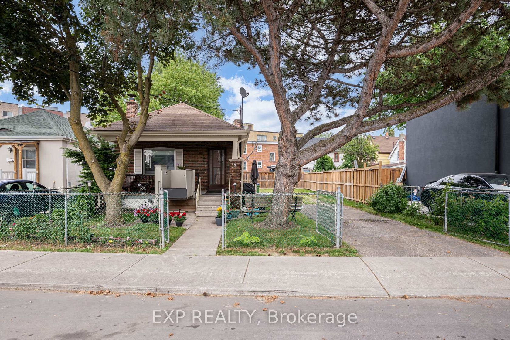 5 Laxis Avenue, Mount Dennis, Toronto photo 7
