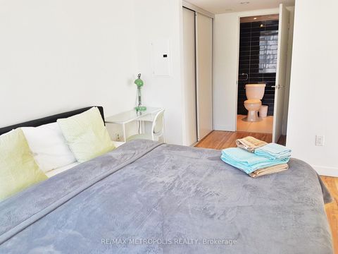 Photo 4 at 307 - 85 Queens Wharf Road, Waterfront Communities C1, Toronto