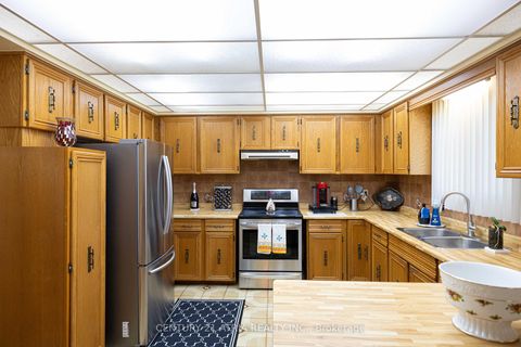 Photo 9 at 33 Morbank Drive, Steeles, Toronto