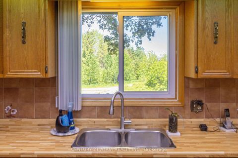 Photo 10 at 33 Morbank Drive, Steeles, Toronto