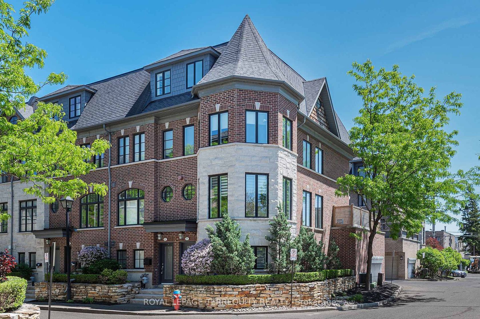 69 Lobo Mews, City Centre West, Toronto photo 6