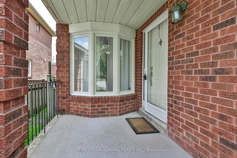 Photo 2 at 113 Redondo Drive, Beverley Glen, Vaughan