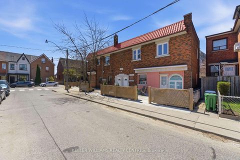 Photo 2 at 42 Mansfield Avenue, Bellwoods, Toronto