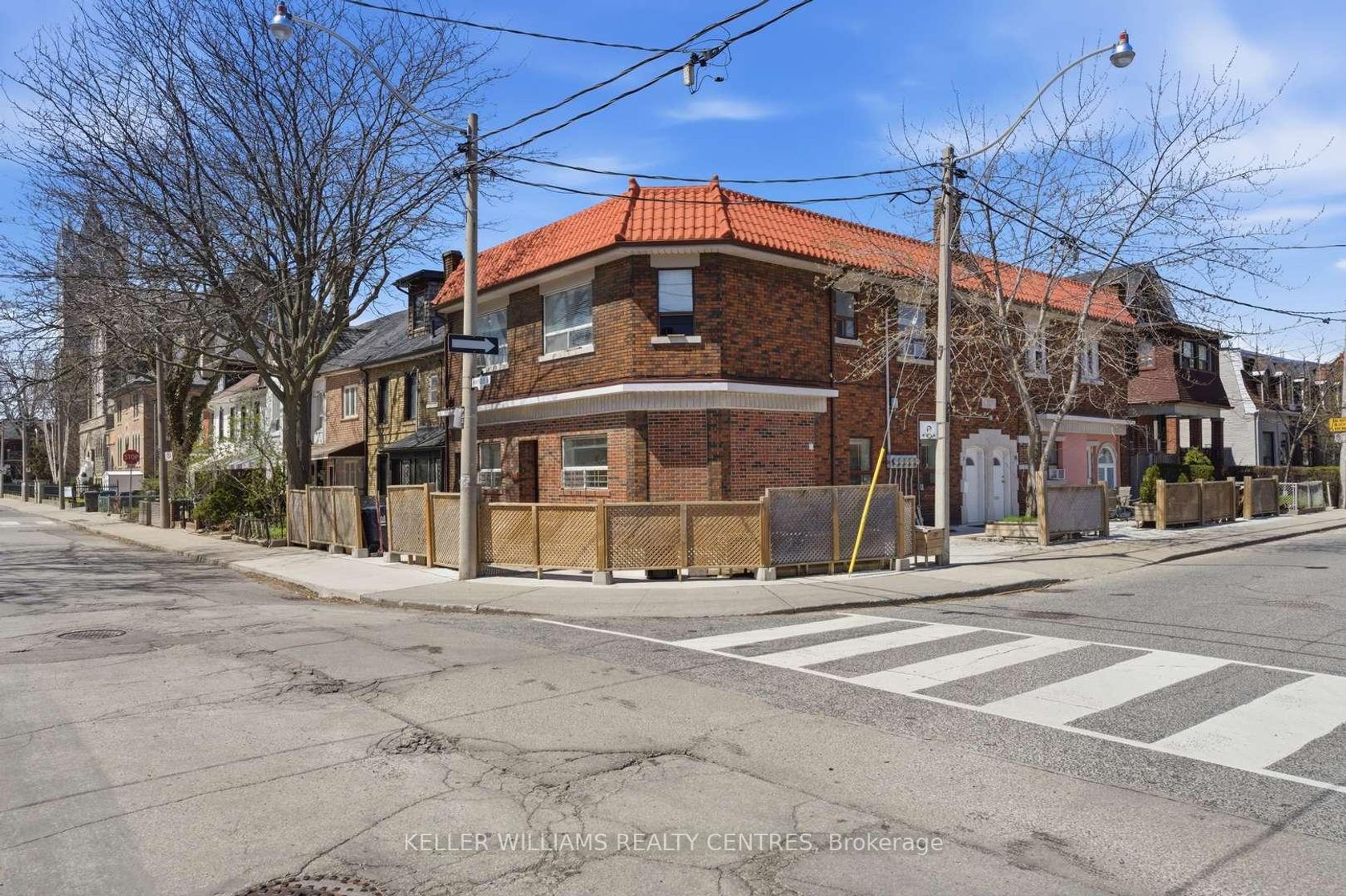 42 Mansfield Avenue, Bellwoods, Toronto photo number 2