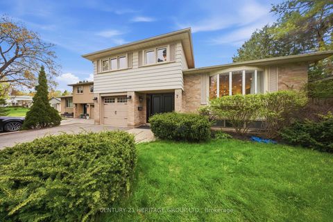 Photo 1 at 7 Cedar Crescent, Aurora Village, Aurora