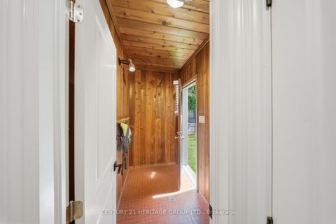 Photo 11 at 7 Cedar Crescent, Aurora Village, Aurora