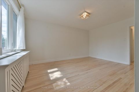 Photo 4 at 27 Bexhill Avenue, Birchmount, Toronto