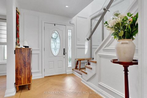 Photo 2 at 39 B Newington Crescent, West Deane, Toronto