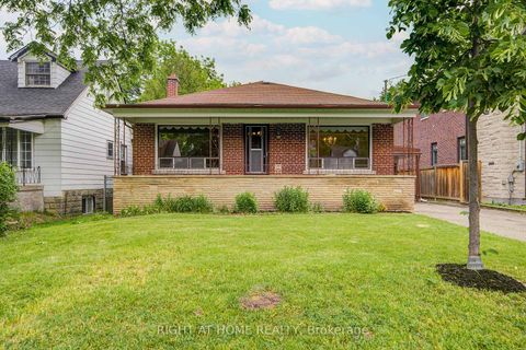 Photo 2 at 124 Patricia Avenue, Newtonbrook West, Toronto