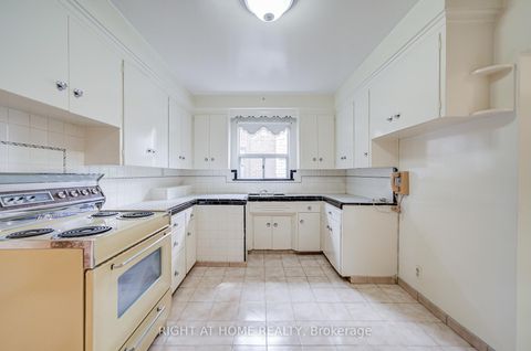 Photo 9 at 124 Patricia Avenue, Newtonbrook West, Toronto