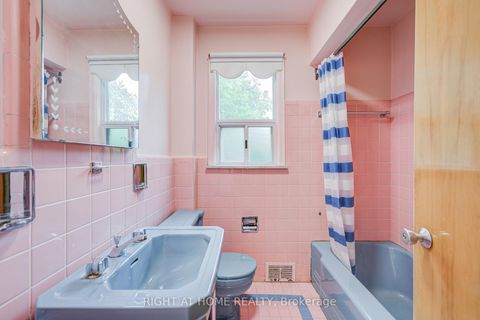 Photo 12 at 124 Patricia Avenue, Newtonbrook West, Toronto