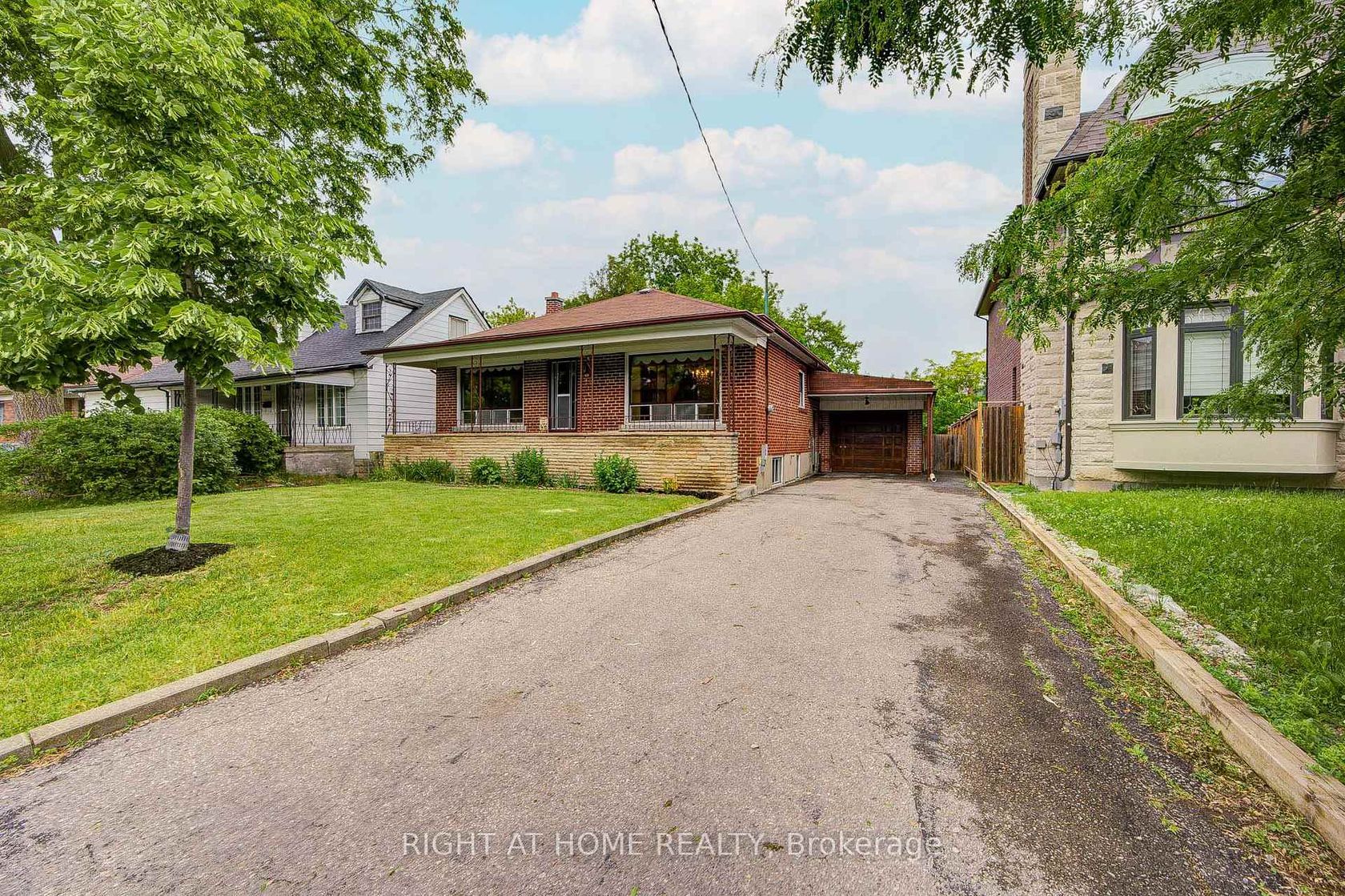 124 Patricia Avenue, Newtonbrook West, Toronto photo number 2
