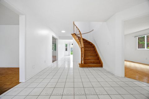 Photo 2 at 262 Barrhill Road, Maple, Vaughan