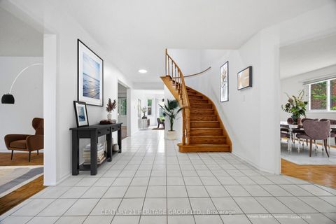 Photo 3 at 262 Barrhill Road, Maple, Vaughan